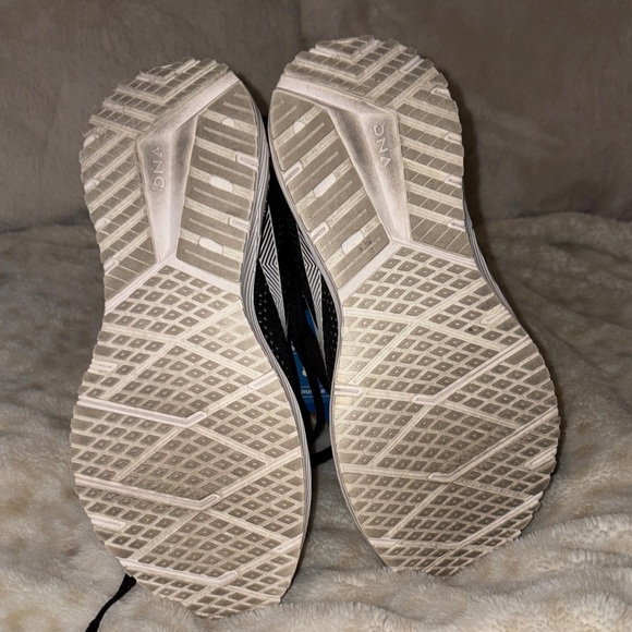 Brooks Revel 6 Black and White Running Shoes - Picture 5 of 11